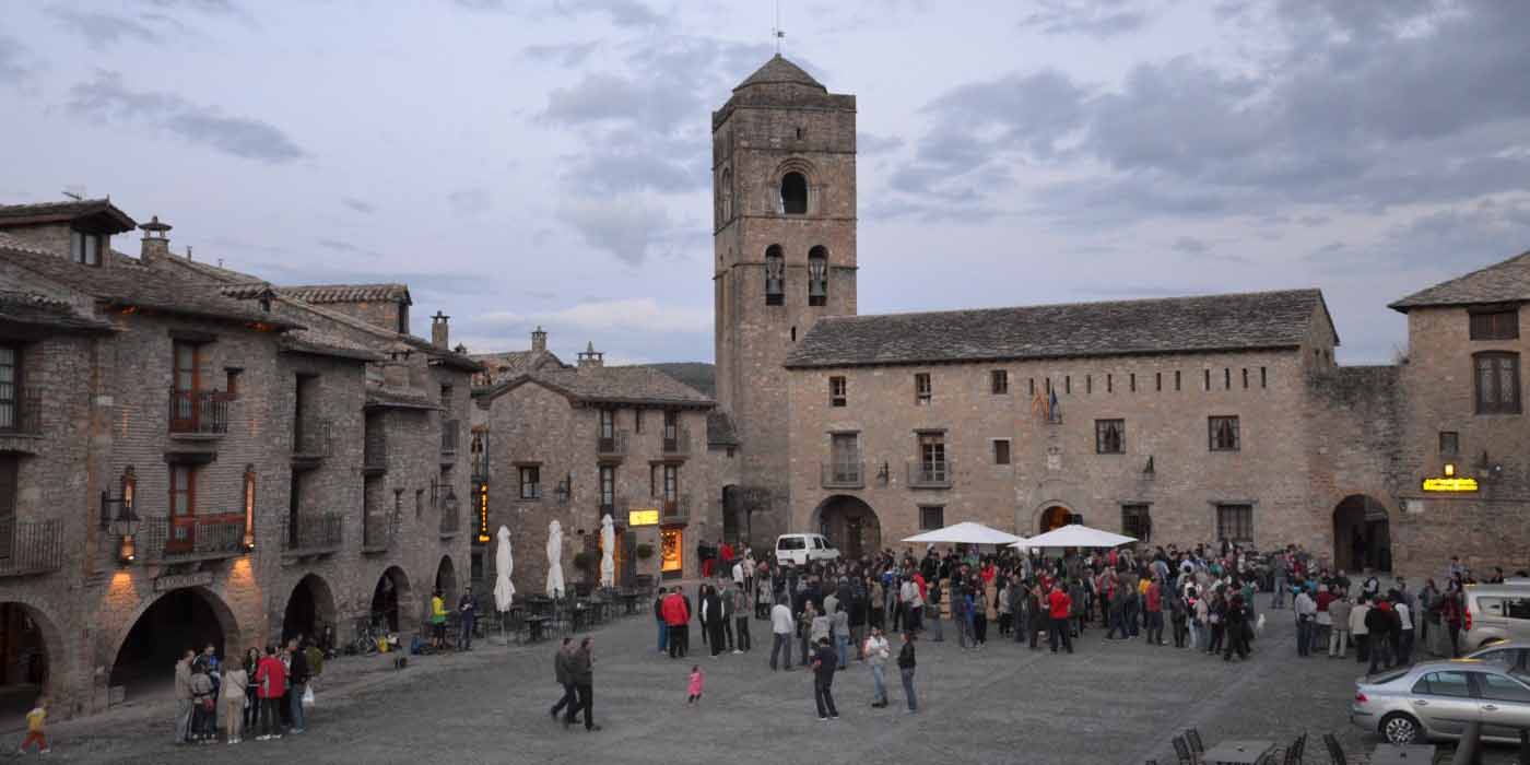 Foto de la plaza de Ainsa durante la presentación