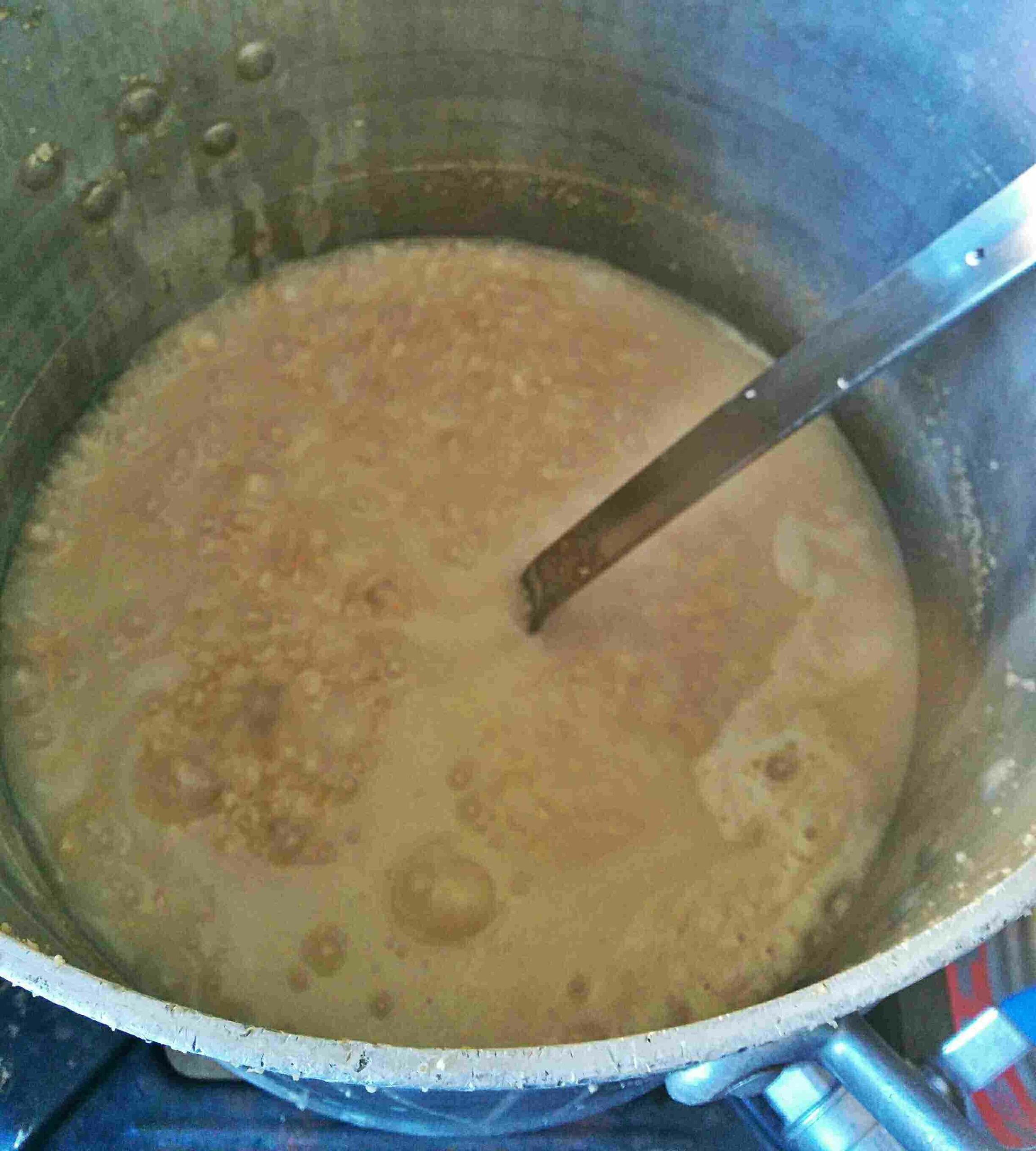 Hirviendo los copos de avena.