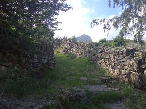 Camino pirenaico con muros de piedra
