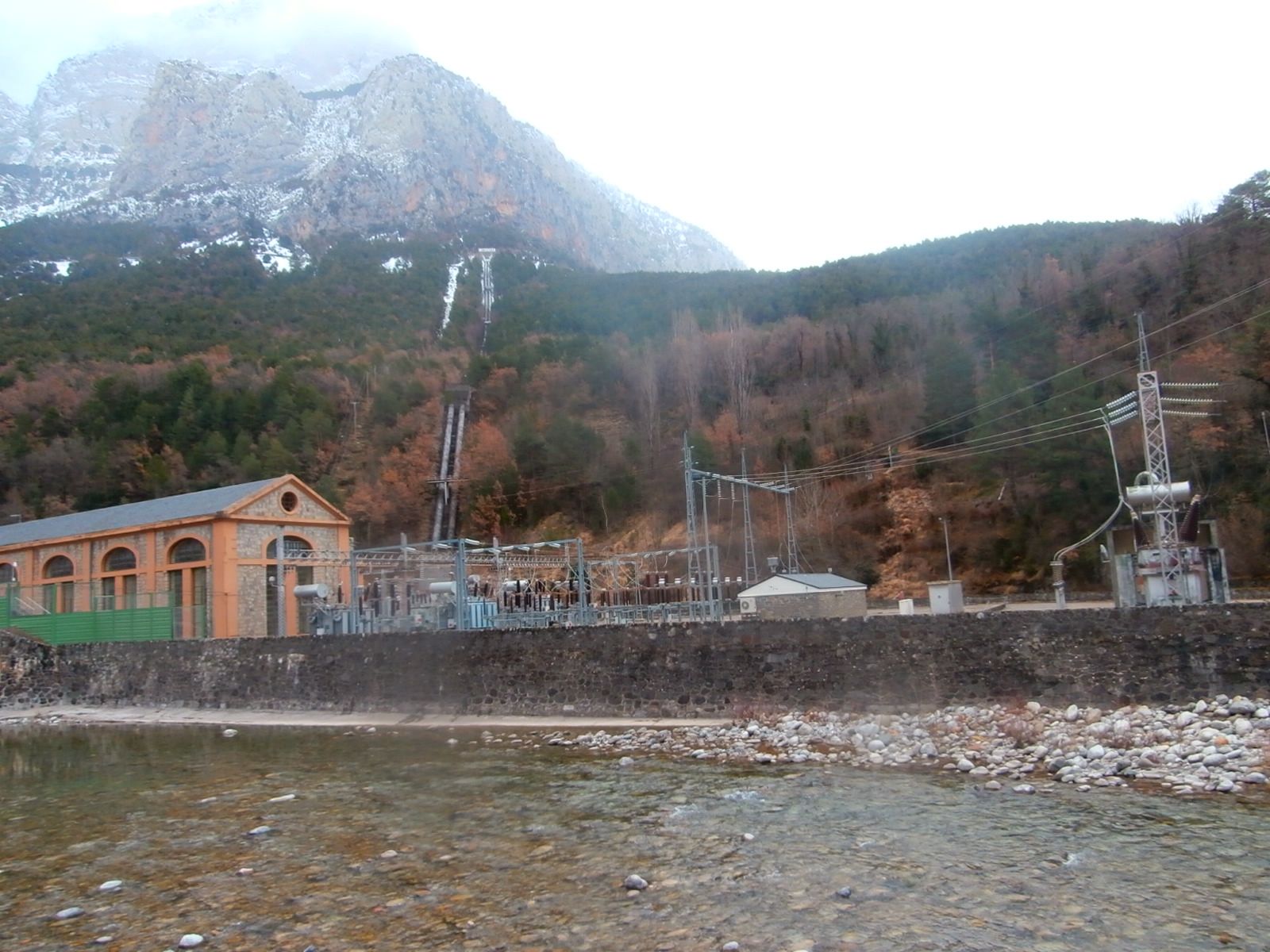 central hidroeléctrica de lafortunada en el rio cinca